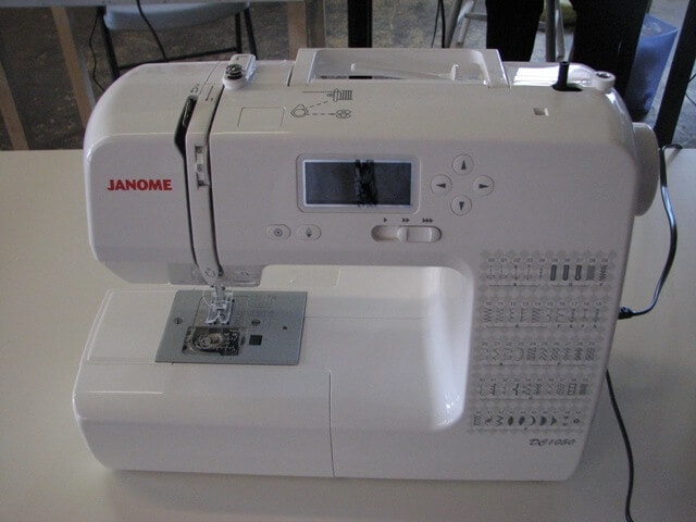 How to thread a sewing machine {tutorial}