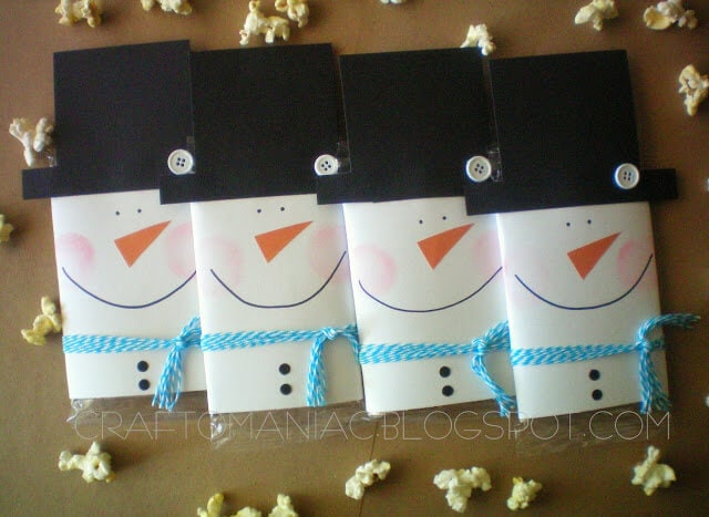 Easy Christmas Crafts for Kids...festive ideas to help bring the holiday cheer into your home this season. Simple instructions perfect for little hands. Popcorn Snowman Gift