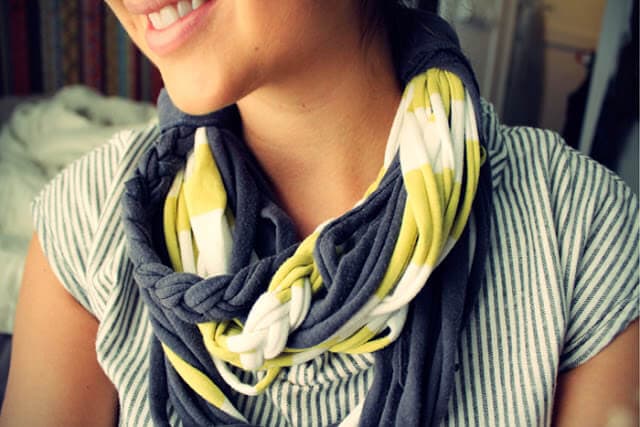 15 different tutorials showing you how to make a scarf on iheartnaptime.com ...so cute!