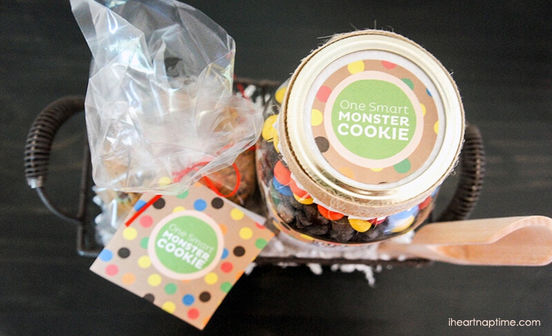 One Smart Cookie Teacher Gift with FREE printable on www.iheartnaptime.com