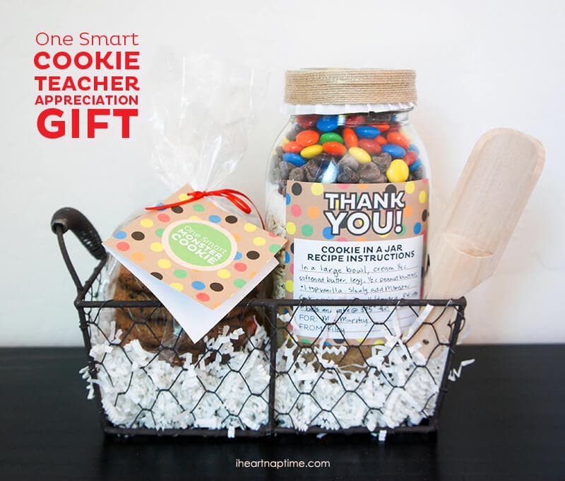 One Smart Cookie Teacher Gift with FREE printable on www.iheartnaptime.com