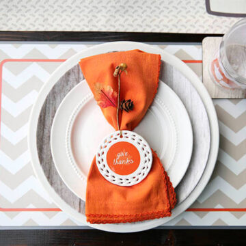 Thanksgiving tablescape + free printables on iheartnaptime.com