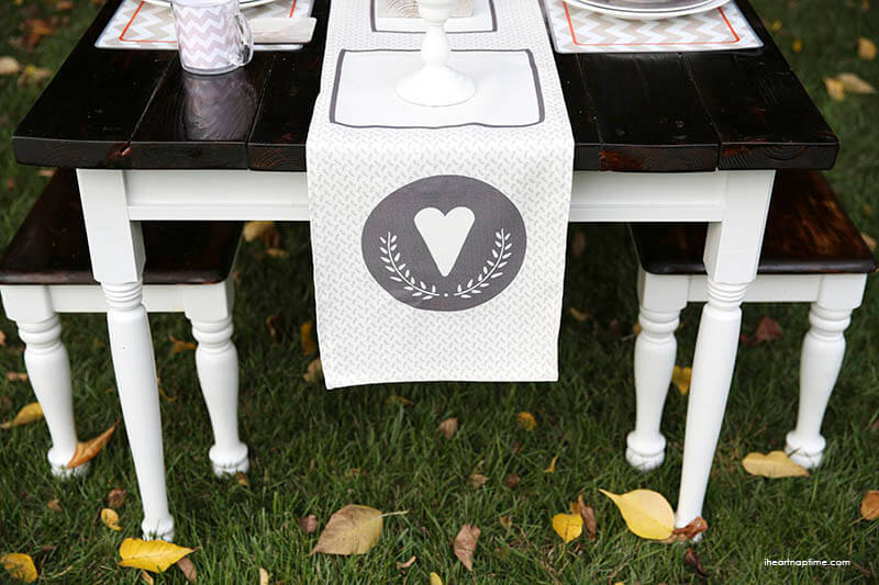 Thanksgiving tablescape + free printables on iheartnaptime.com 