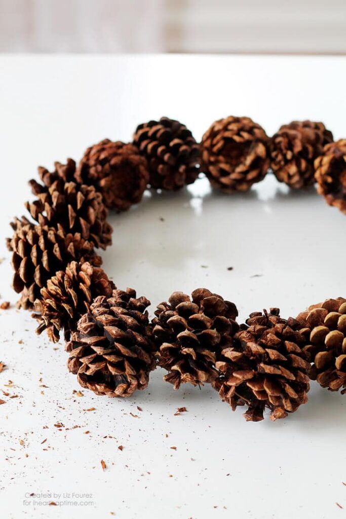 DIY Pinecone Wreath on iheartnaptime.com