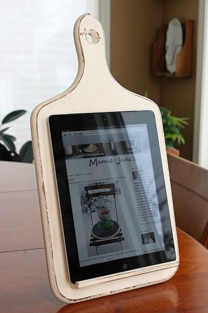 https://theinspirationboard.com/wp-content/uploads/2014/12/DIY-tablet-holder.jpg