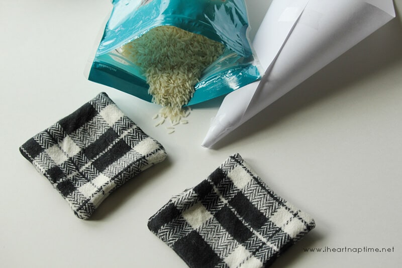 DIY pocket hand warmers on iheartnaptime.com ...these would make a great handmade gift! 