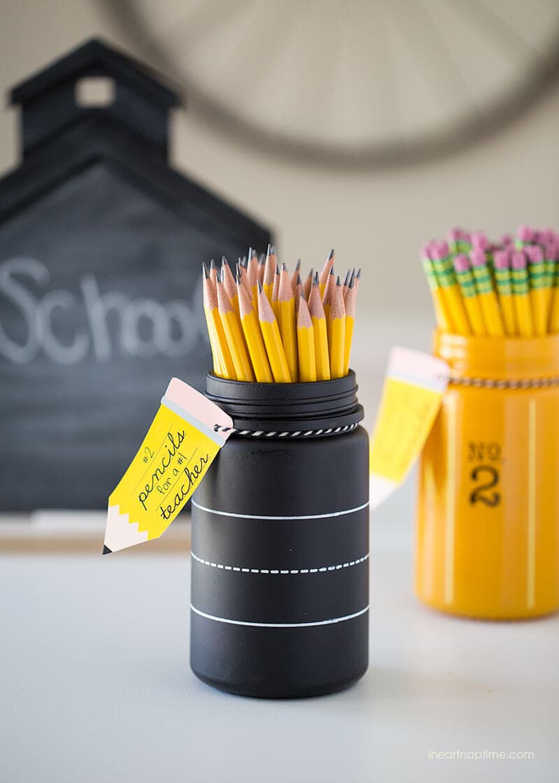 Pencil jar teacher gift idea with free printable -so cute and EASY! 