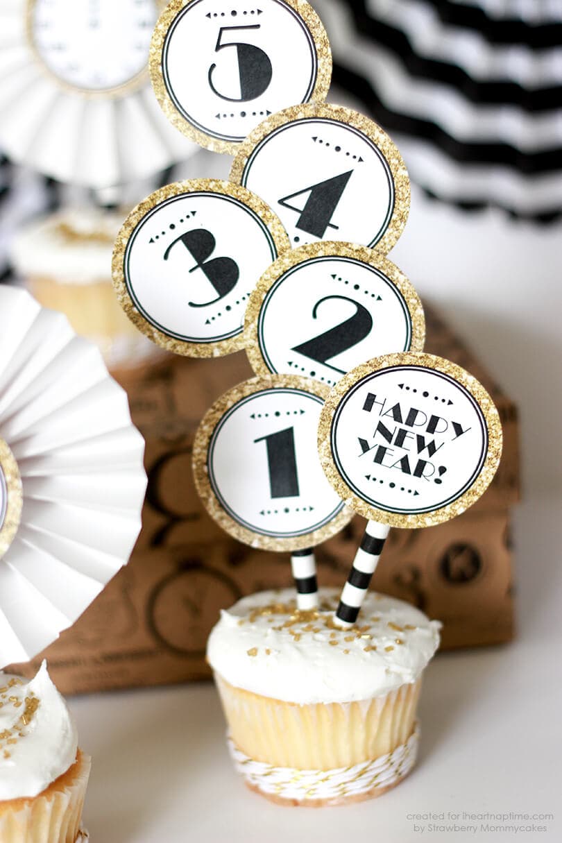 Black and Gold New Year Cupcake Toppers - free printable perfect for sparkling up your New Year's festivities! Perfect for topping cake or cupcakes, in timeless colors!