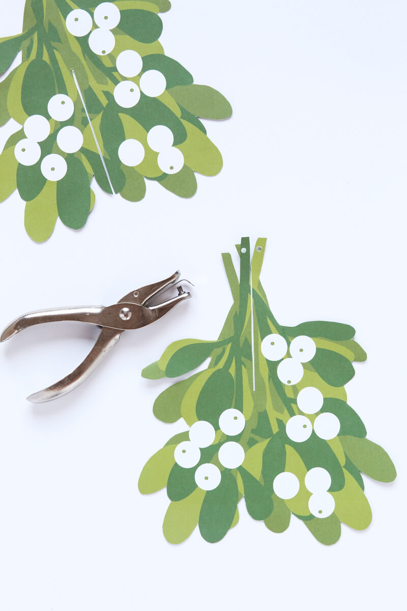 Mistletoe Free Printable - an amazing (and easy!) three-dimensional mistletoe to hang in your home this holiday season!