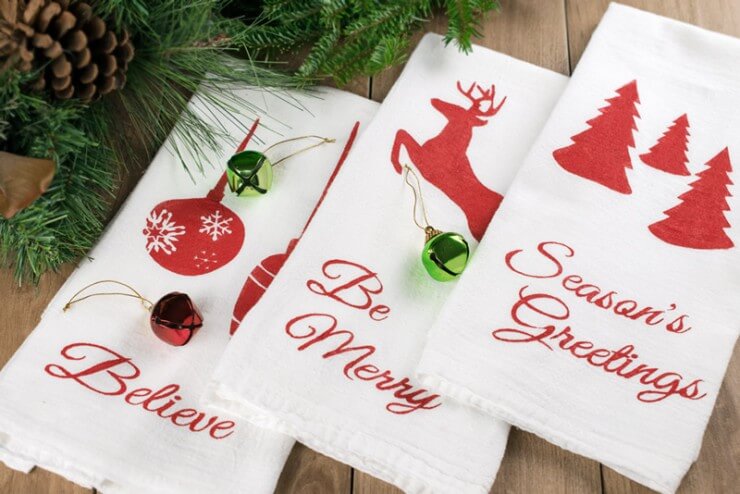 Christmas Stenciled Kitchen Towels - the perfect DIY to bring some holiday cheer into your kitchen!