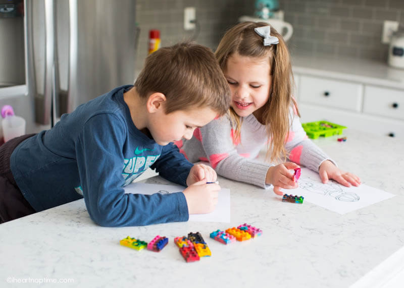 How to make LEGO crayons and free printable tags that would make a great party favor or Valentine! Such a fun way to recycle old broken crayons!