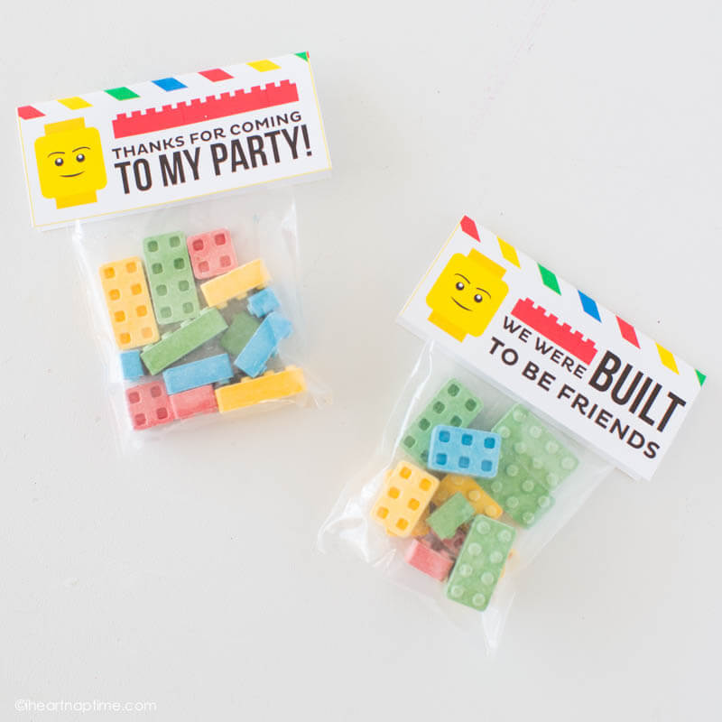Free printable LEGO tags that would make a great party favor or Valentine! So fun!