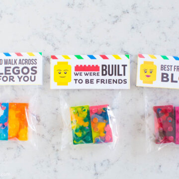 How to make LEGO crayons and free printable tags that would make a great party favor or Valentine! Such a fun way to recycle old broken crayons!
