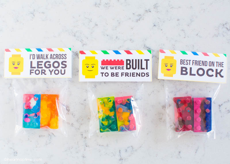 How to make LEGO crayons and free printable tags that would make a great party favor or Valentine! Such a fun way to recycle old broken crayons!