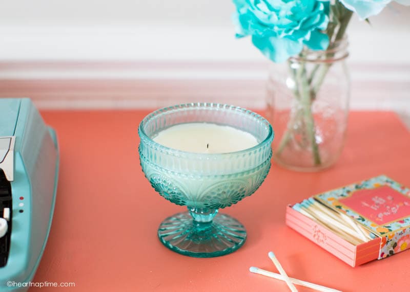 Homemade candles using cute jars and wax cubes. Super simple DIY craft to make and you can choose your own scent. Would make a nice Mother's Day gift. 