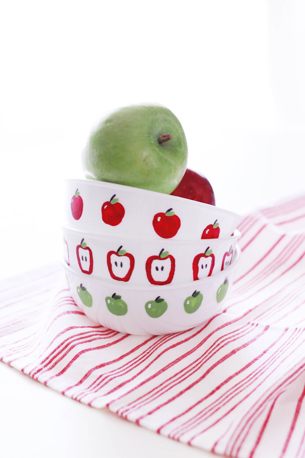 Apple Fingerpaint Bowls... a fun, family friendly DIY to welcome autumn and the new school year!