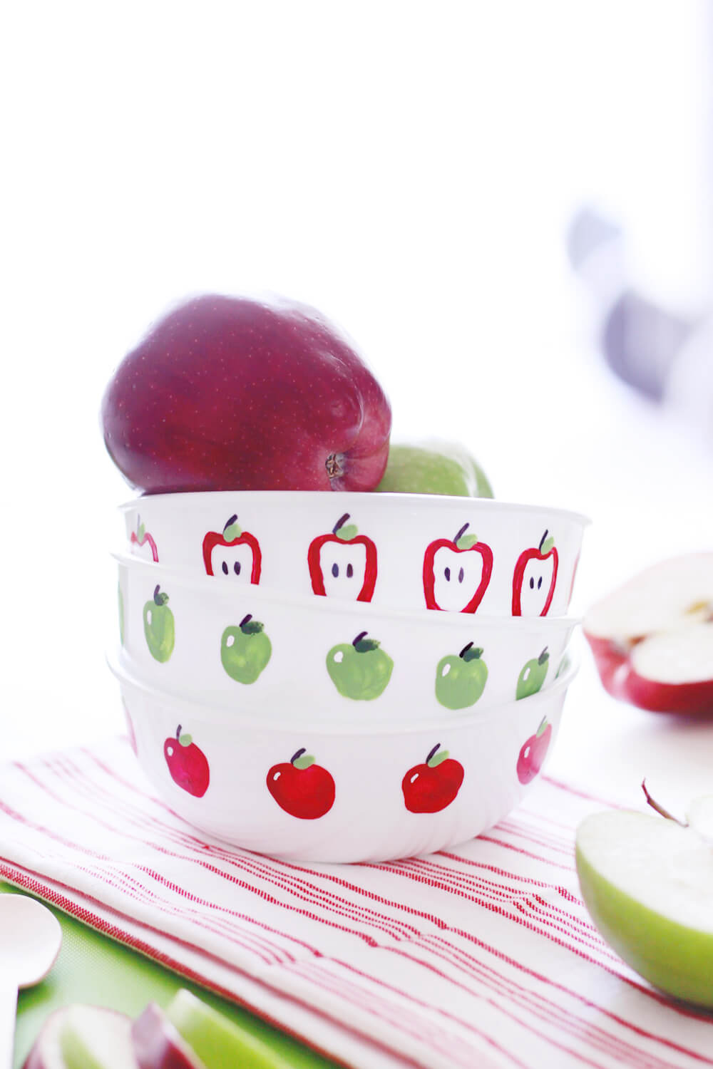 Apple Fingerpaint Bowls... a great kid-friendly DIY to decorate your home this autumn!