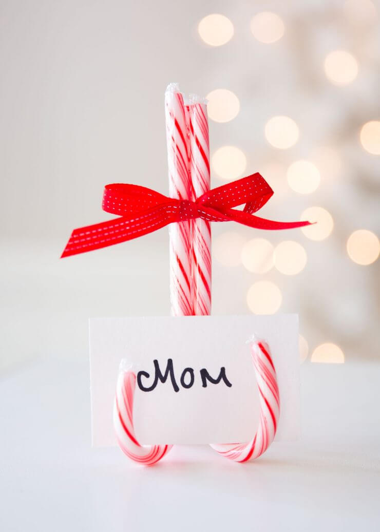 Wrapped Christmas Table and Snowman Plates... any easy Candy Cane Placeholder