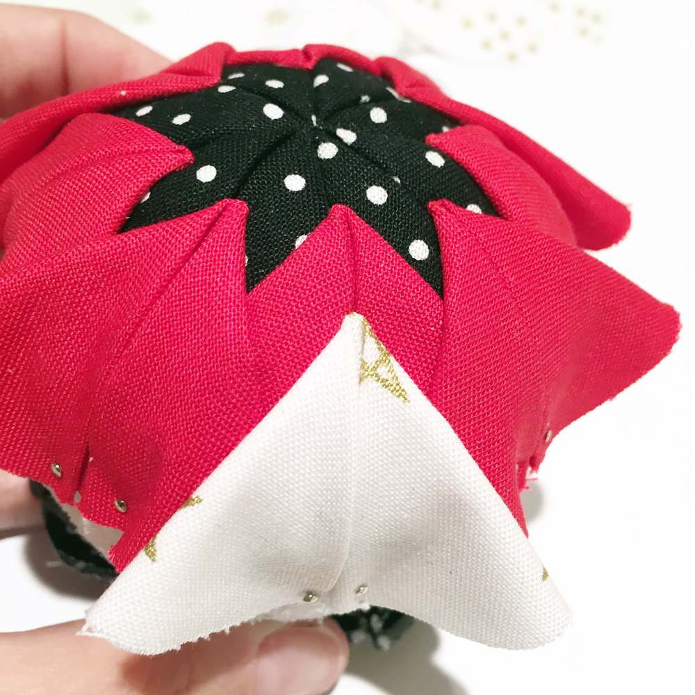 No-Sew Quilted Christmas Ornament... make this lovely (and deceptively easy!) ornament in a few minutes, all without any stitching!
