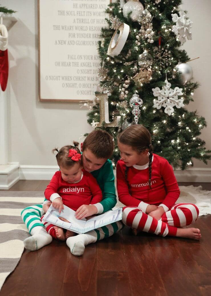 2016 Holiday home tour on iheartnaptime.net -kids reading by the tree