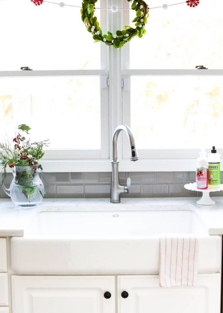 2016 Holiday home tour on iheartnaptime.net -Christmas kitchen sink