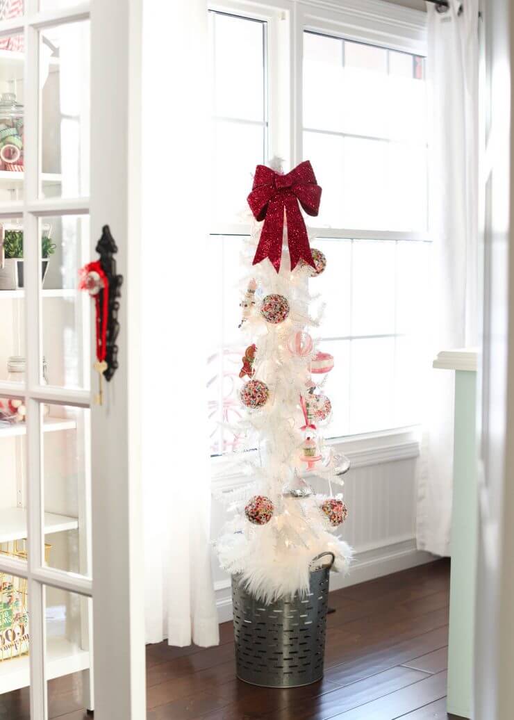 2016 Holiday home tour on iheartnaptime.net -candy Christmas tree