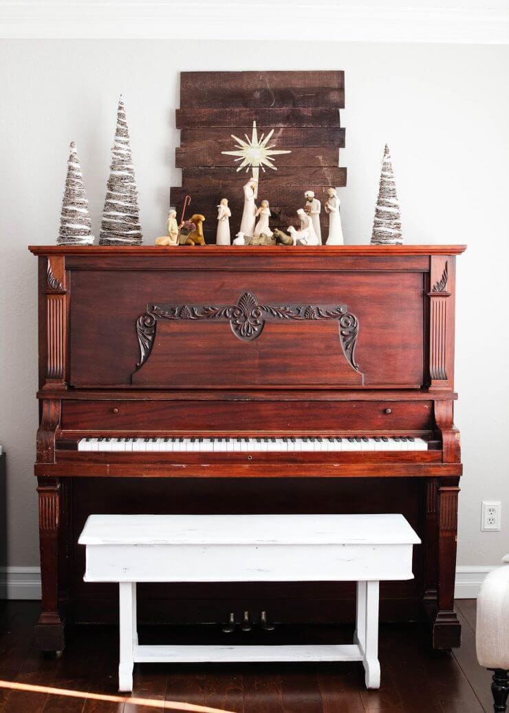 2016 Holiday home tour on iheartnaptime.net -nativity on the piano