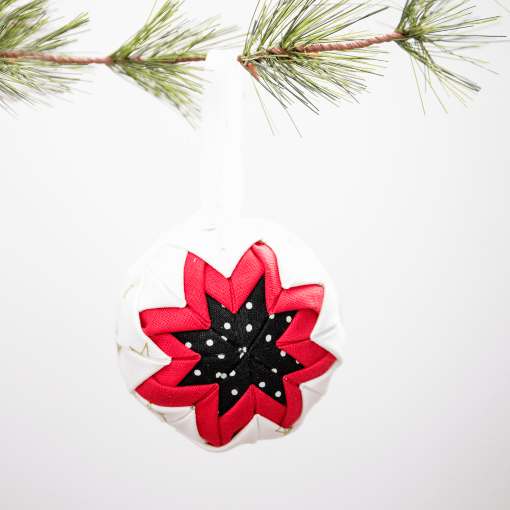 No-Sew Quilted Christmas Ornament... make this lovely (and deceptively easy!) ornament in a few minutes, all without any stitching!