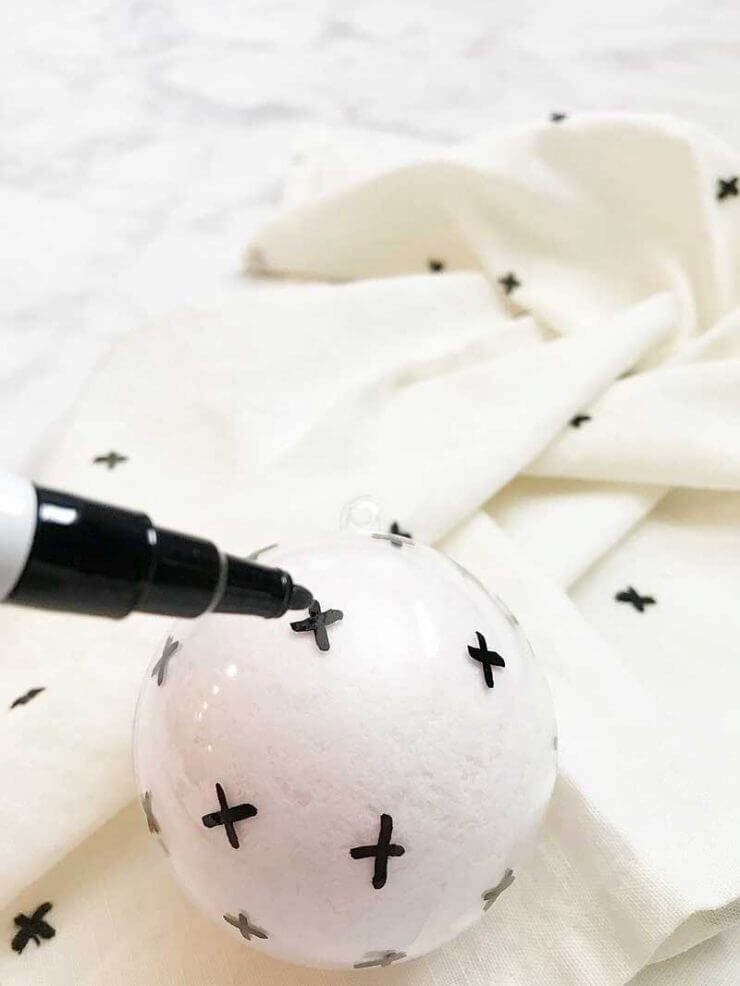 Looking for a simple handmade Christmas gift this year? These easy to make Snowball Bath Bombs will make you the hit of the neighborhood, school or office!