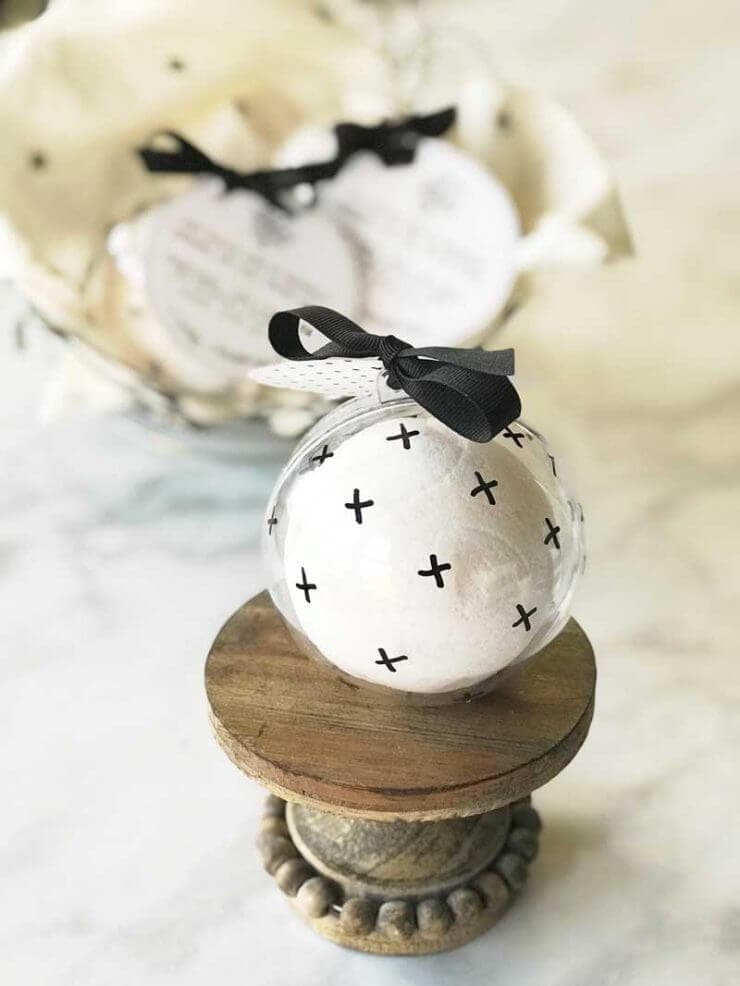 Looking for a simple handmade Christmas gift this year? These easy to make Snowball Bath Bombs will make you the hit of the neighborhood, school or office!