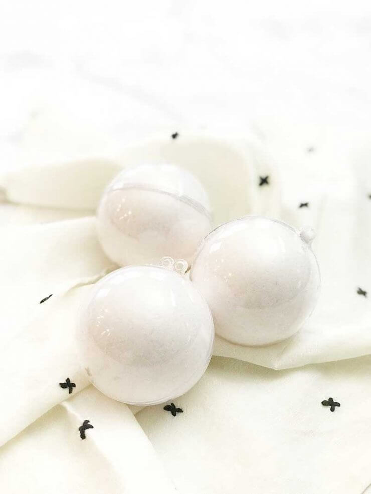 Looking for a simple handmade Christmas gift this year? These easy to make Snowball Bath Bombs will make you the hit of the neighborhood, school or office!