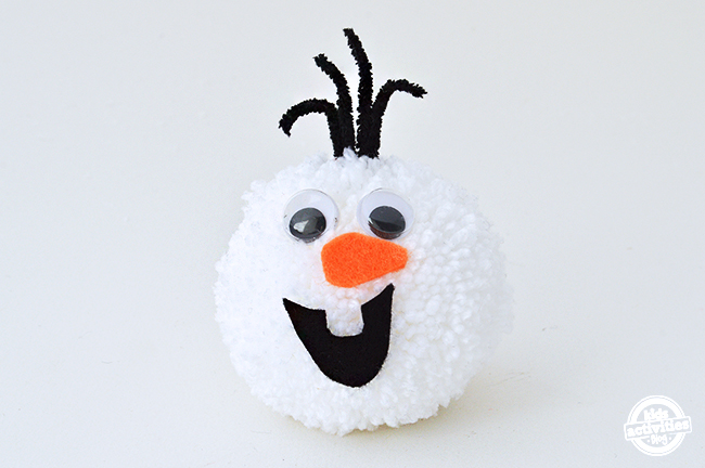 Easy Christmas Crafts for Kids...festive ideas to help bring the holiday cheer into your home this season. Simple instructions perfect for little hands. Olaf Frozen Pom Pom for Tree